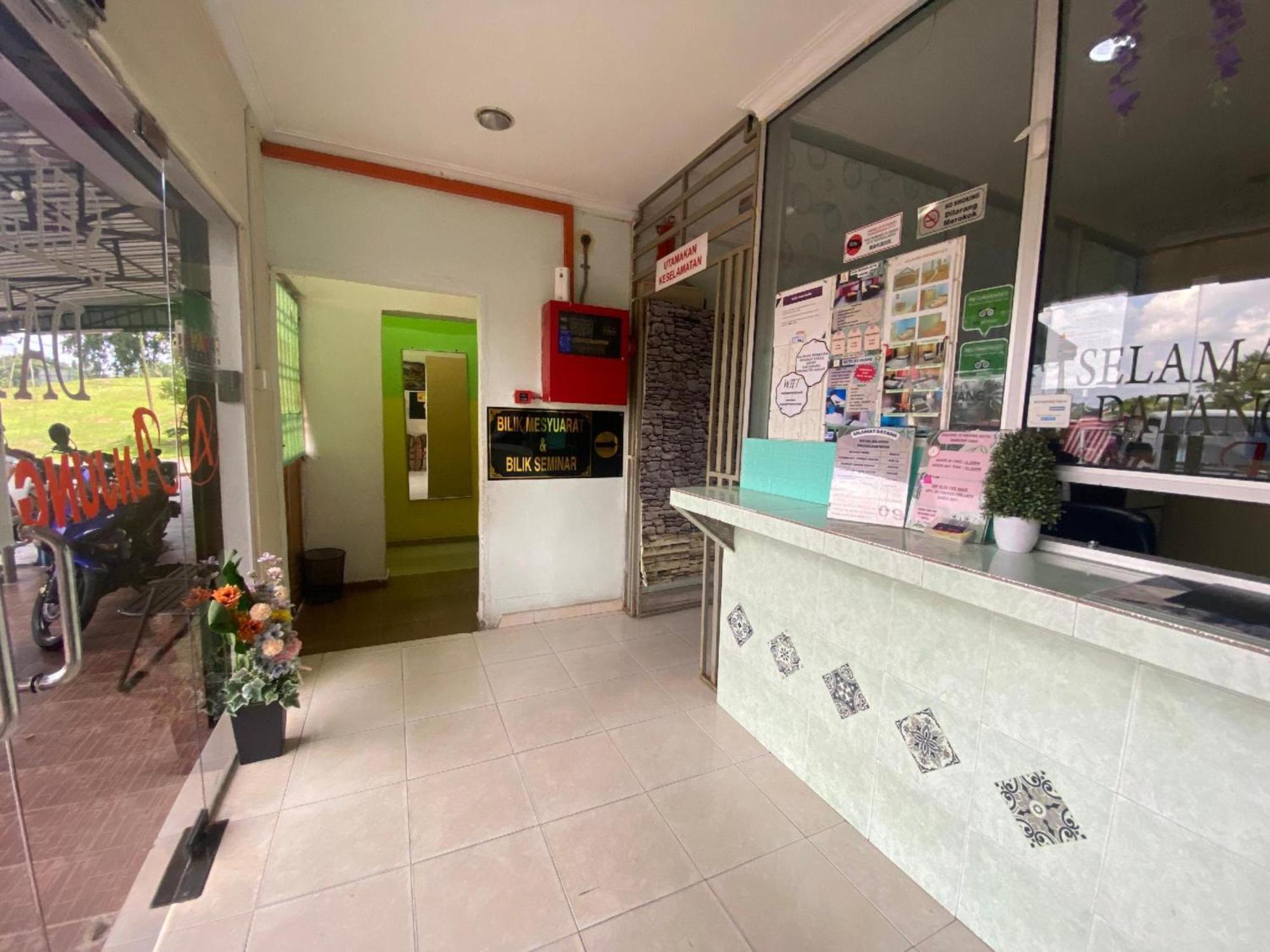 Oyo 91065 Hotel De Anjung Muadzam Shah Esterno foto